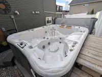 Sundance Maxx Hot tub for sale