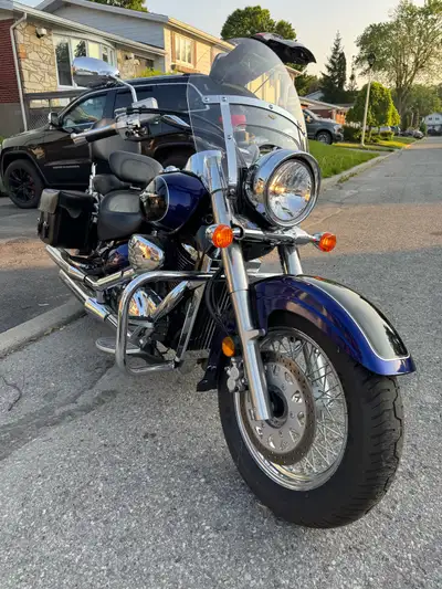 Barely used 2005 Suzuki Boulevard C50 with 6100KM on it. The seats were changed for more comfortable...