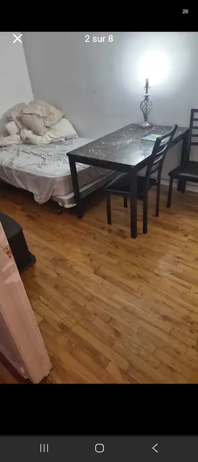 je loue une chambre avec tv, lit, commode et table dans mon 4½ à montréal 47e rue et pie 9 en face d...