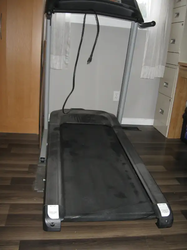 TREADMILL in Exercise Equipment in Edmundston - Image 3