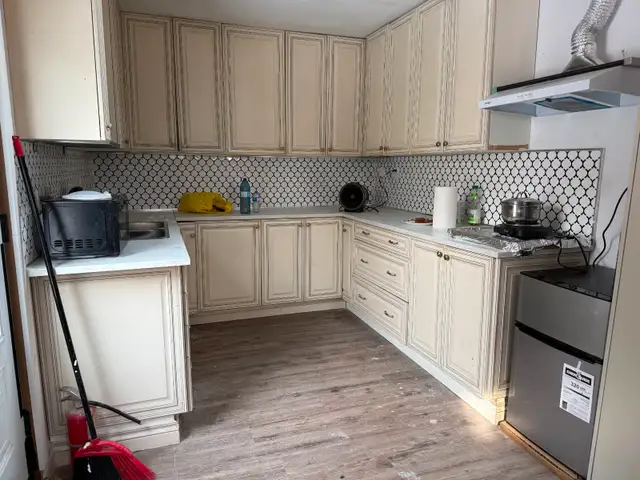 4 Mins walk from Main/Danf subw Bach Unit/per M-$850 April 1st