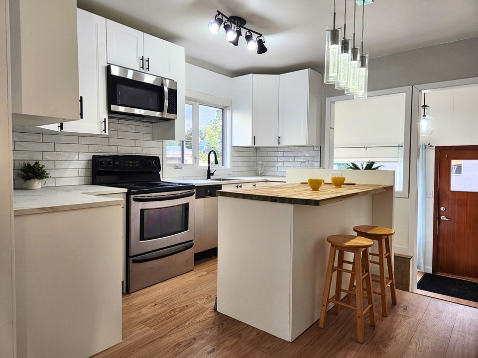 Beautiful 3-Bed Detached Bungalow and Garage in West Kildonan 2