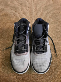 Boys size 7 Nike Kyrie Flytrap 4 wolf grey shoes
