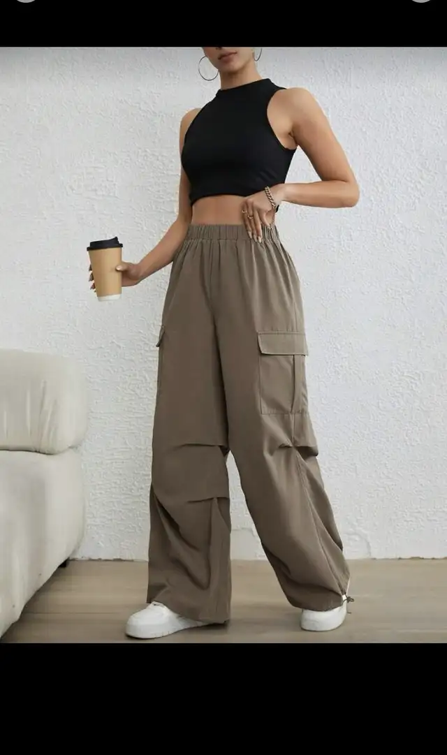  Flap Pocket Side Drawstring Hem Cargo Pants in Women's - Bottoms in Mississauga / Peel Region - Image 4