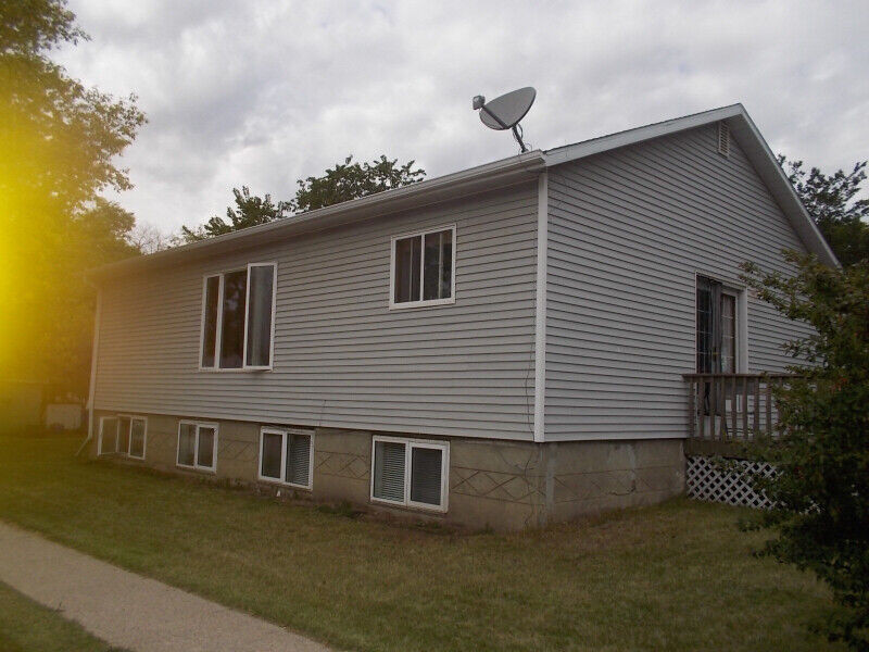 3 bedroom house for sale in Provost w 2 separate basement suites
