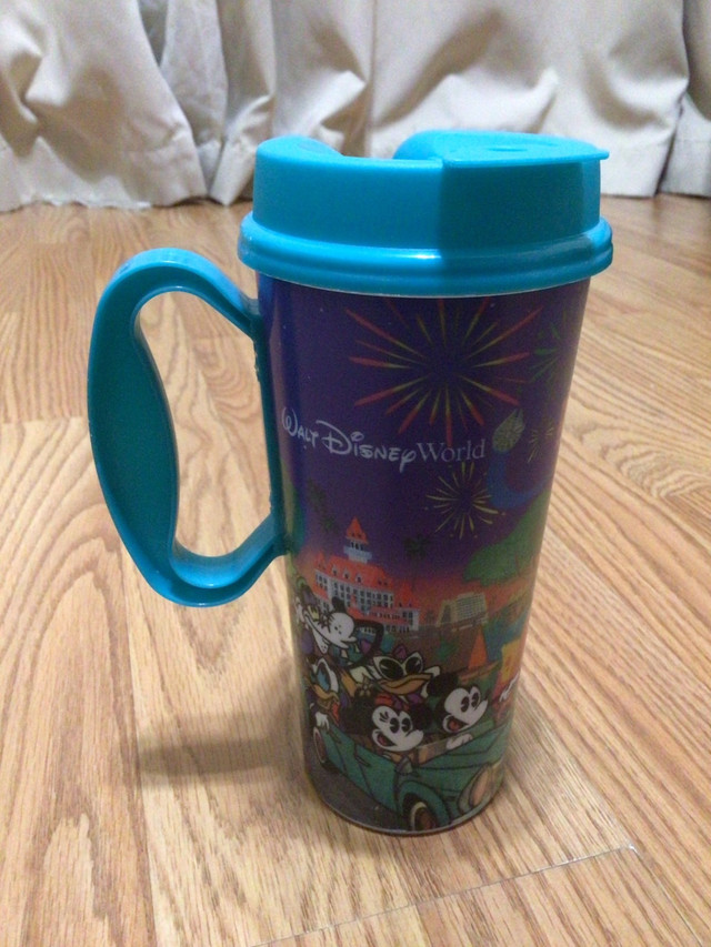 Mug Disney World, tasse / verre plastique bleu dans Vaisselle et articles de cuisine  à Laval/Rive Nord - Image 4