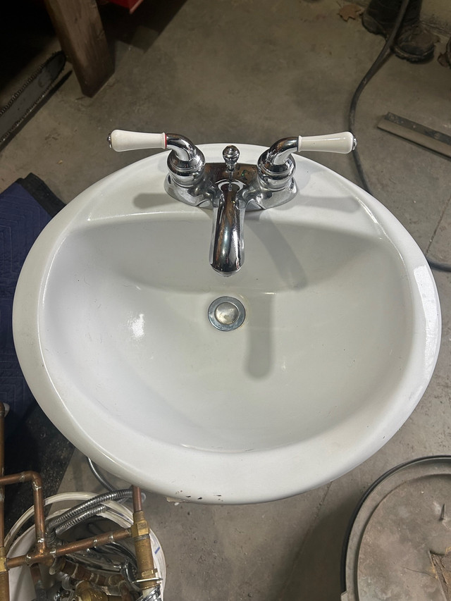 Lavabo avec robinet moen  dans Plomberie, éviers, toilettes et bains  à Granby