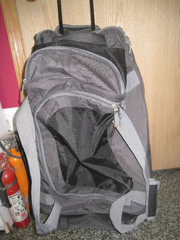 NEW or LIKE NEW SPORTS / EQUPIMENT BAGS in Hockey in Regina - Image 6