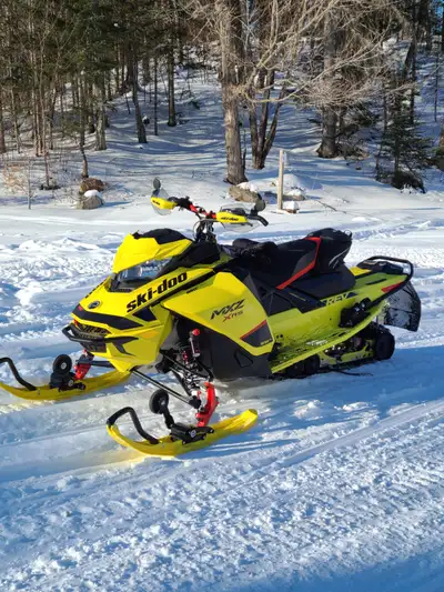MOTEUR NEUF CHANGÉ SUR GARANTIE BOMBARDIER ET PONT NEUF 2000 KM , LISSE NEUVE SKI PILOT TS AJUSTABLE...