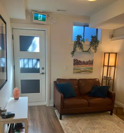 West end office available for full-time sublease/office share. Ideal for healthcare practitioners, o...