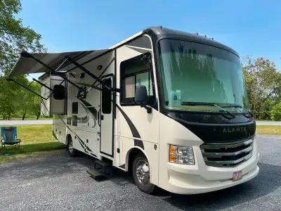 Magnifique véhicule récréatif par Jayco le plus petit Classe A, qualité assurée. Comprend 2 extensio...
