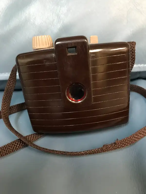 KODAK VINTAGE BROWNIE HOLIDAY CAMERA 1950s in Arts & Collectibles in Winnipeg - Image 4