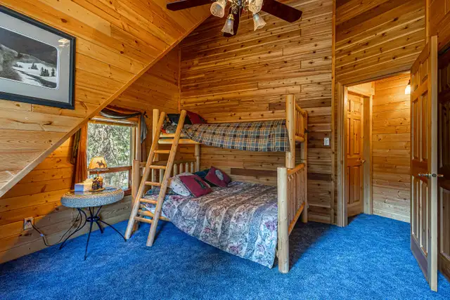 5  bedroom 2  bath lakefront cabin with private beach in Houses for Sale in Kelowna - Image 11