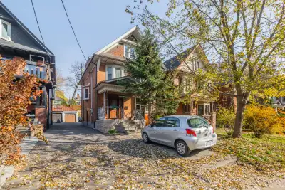 This charming apartment in a 3-storey house offers a bright and airy living space with beautiful har...