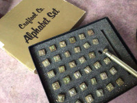un kit de poincons pour le cuir, chiffres et lettres