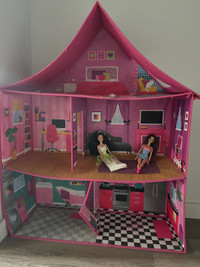 Maison de poupées et Barbie