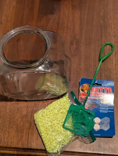 Glass Fish Bowl, c/w yellow pebble, Beta fish food and net. Perfect for Siamese Fighting Fish or Gol...
