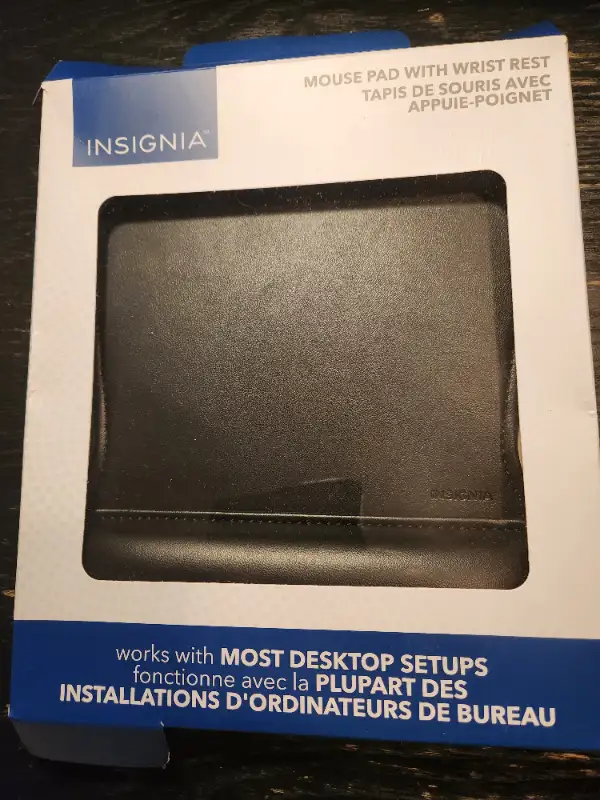 BRAND NEW - NEVER USED - INSIGNIA - Mouse Pad with Wrist Rest63611957849345120