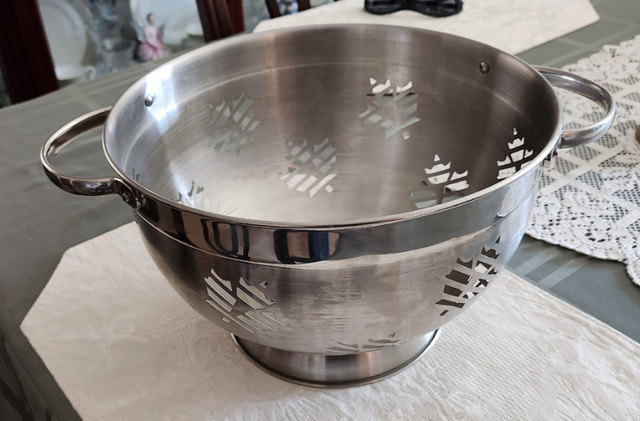 Maple Leaf Stainless Steel Colander in Kitchen & Dining Wares in Ottawa - Image 2