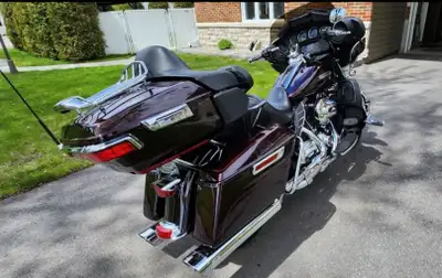 Harley Davidson FLHTCU 2014, une moto de tourisme haut de gamme avec environ 82,000km au compteur. C...