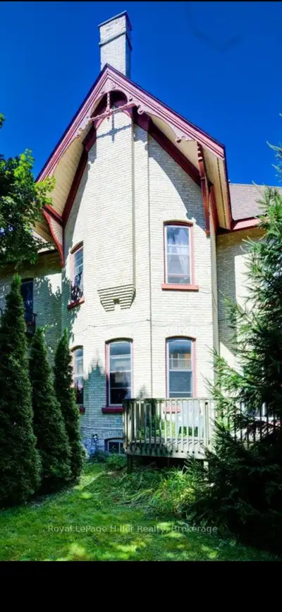 One bedroom apartment for rent on a quiet st in seaforth. It boast a large private green space for t...