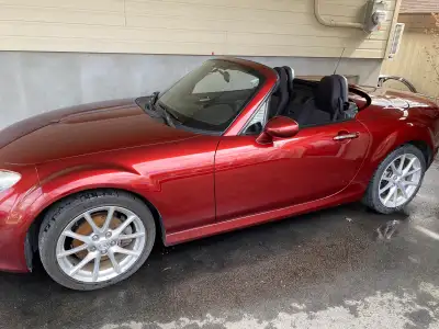 Je mets en vente ma Mazda MX-5, un roadster élégant et performant. Cette voiture d'occasion offre un...