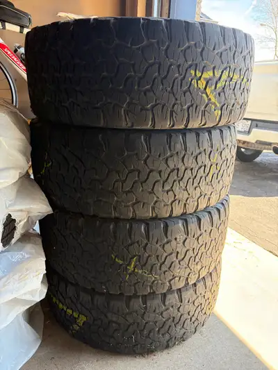 4 pneus BF Goodrich All terrain LT275/55R20 4.5/32 encore bon pour la saison ou bien un retour de lo...