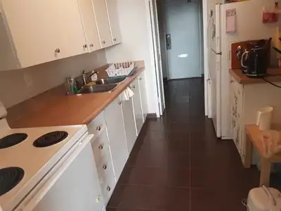 [Leslie/Yorkmills] looking for a female roommate avail now