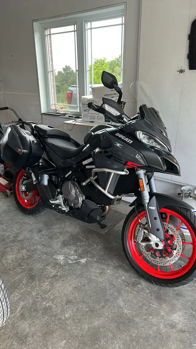 Ducati Multistrada v2s 2023 in Street, Cruisers & Choppers in Sherbrooke - Image 3