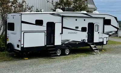 2021 Hideout 308BHDS Fifth Wheel camper. Purchased new in 2023 and used for two seasons. Master bed...