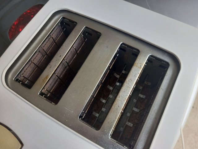 Black & Decker VersaToast 4 slice wide slot toaster in Toasters & Toaster Ovens in Oakville / Halton Region - Image 3