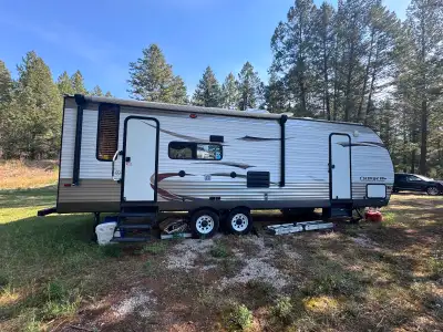 Camping season isn’t over!! In great used condition. With an absolutely phenomenal layout. Huge slid...