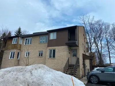 Situé dans un quartier paisible de Longueuil, secteur de la collectivité/Parcours du Cerf À proximit...