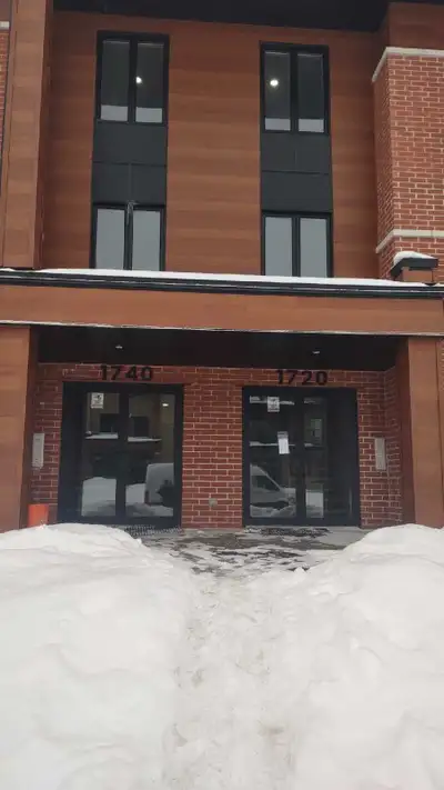 A louer  grand  5 1/2 condo