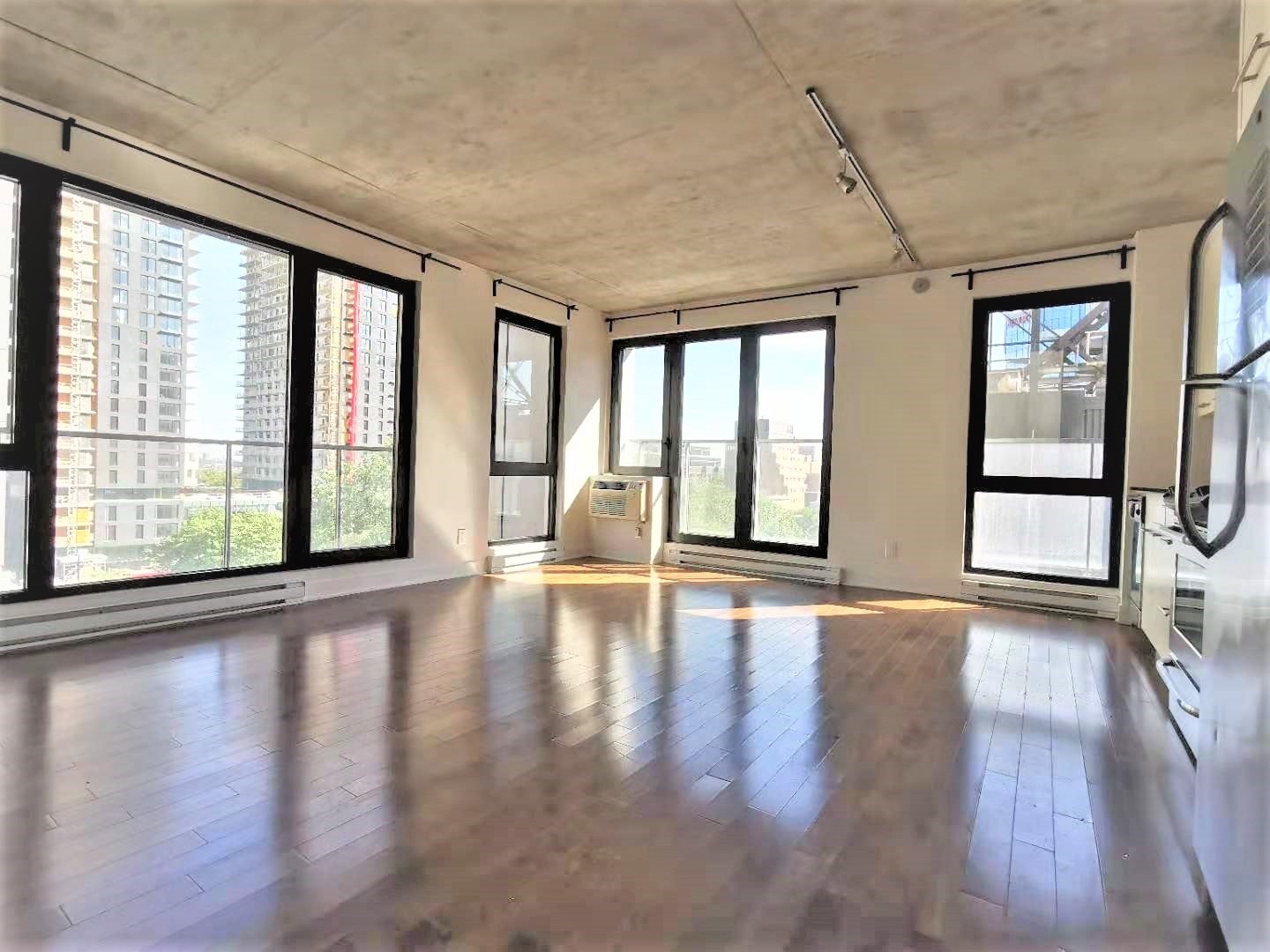 Le Seville - Large bright 4-1/2 two-bedroom apartment — photo 2