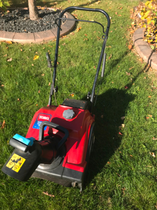 Toro Power Clear 180 snowblower. 18 Inch 4 cycle in Snowblowers in Windsor Region - Image 3