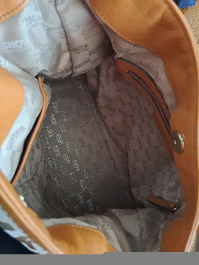 Michael Kor Large Tote Bag  in Women's - Bags & Wallets in Oakville / Halton Region - Image 6