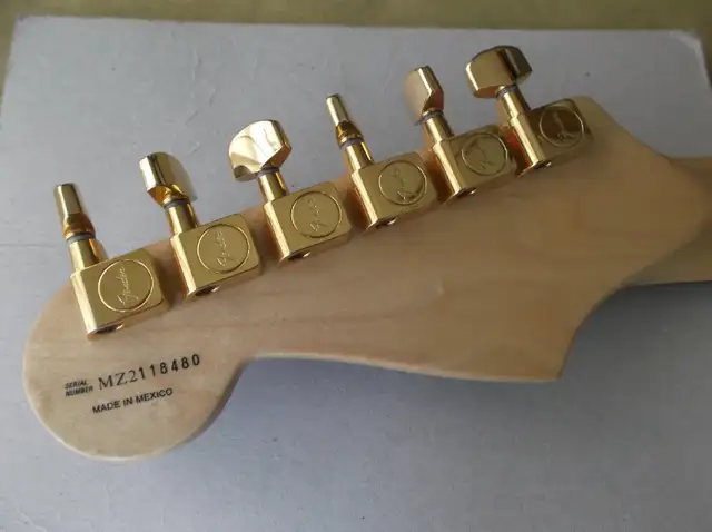 Fender strat MIM in Guitars in Sherbrooke - Image 4