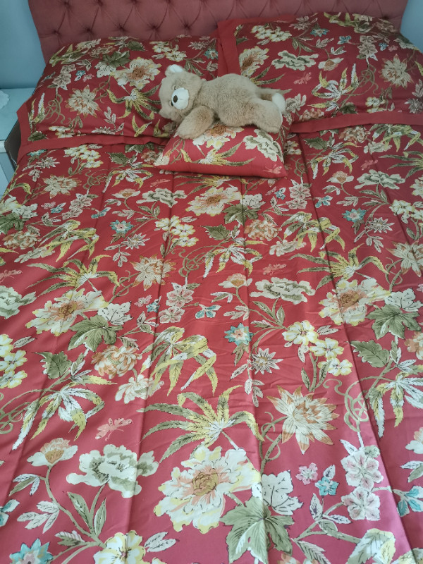 Dbl/Qn Comforter in Bedding in Peterborough