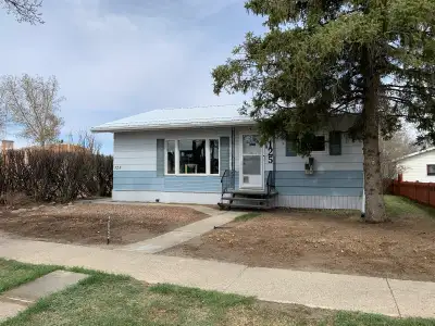 Rosetown house for sale, located at 125 5th Avenue West. Built in 1953, this bungalow is cozy, brigh...