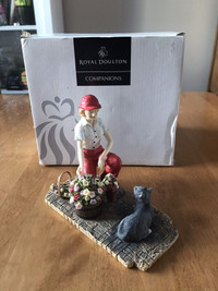 Royal Doulton Figurine "Enjoying The Summer" in mint condition