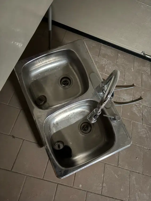 stainless steel kitchen sink  in Plumbing, Sinks, Toilets & Showers in City of Montréal - Image 2