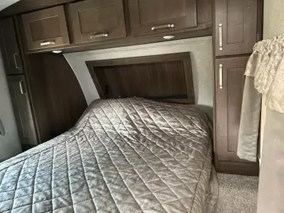 Roulotte de camping Laredo année 2020 très propre en bon état 1 chambre matelas a été changé divan l...