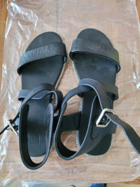 Sandale noire simili cuir taille 4 (US) fille en bon état