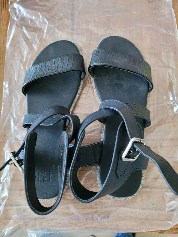 Sandale noire simili cuir taille 4 (US) fille en bon état in Kids & Youth in Longueuil / South Shore