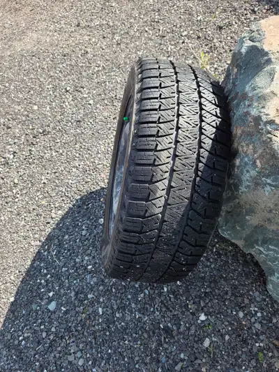 4 pneus d'hiver Bridgeston Blizzak 205/55R16 91V sur jantes, en parfait état seulement 500$