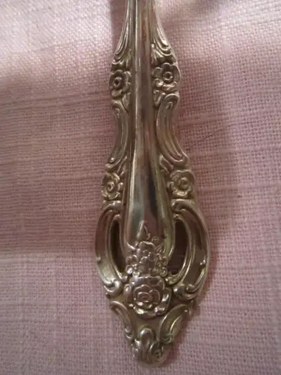 $94.00 for this SILVER ARTISTRY silverware set, Service for 4, 22 pieces This silverware set consist...