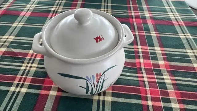 Ceramic Casserole / Clay Pot with Lid – Heat Resistant (2.5L) in Kitchen & Dining Wares in City of Toronto - Image 2