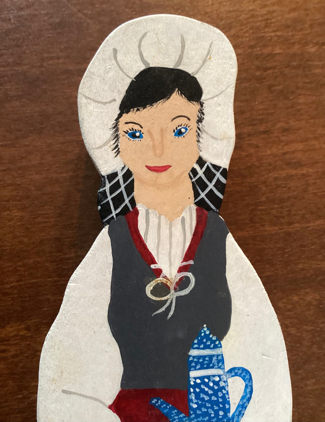 Signed Wood Carving of a Smiling Amish or Pilgrim Woman Folk Art dans Décoration intérieure et accessoires  à Ouest de l’Île