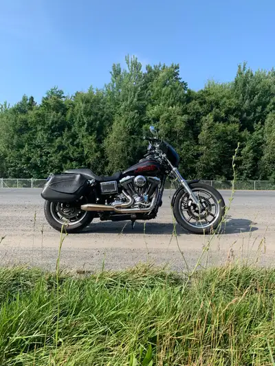 Harley Davidson dyna low rider 2015. 44,000km Très très propre, plusieurs modifications esthétiques...